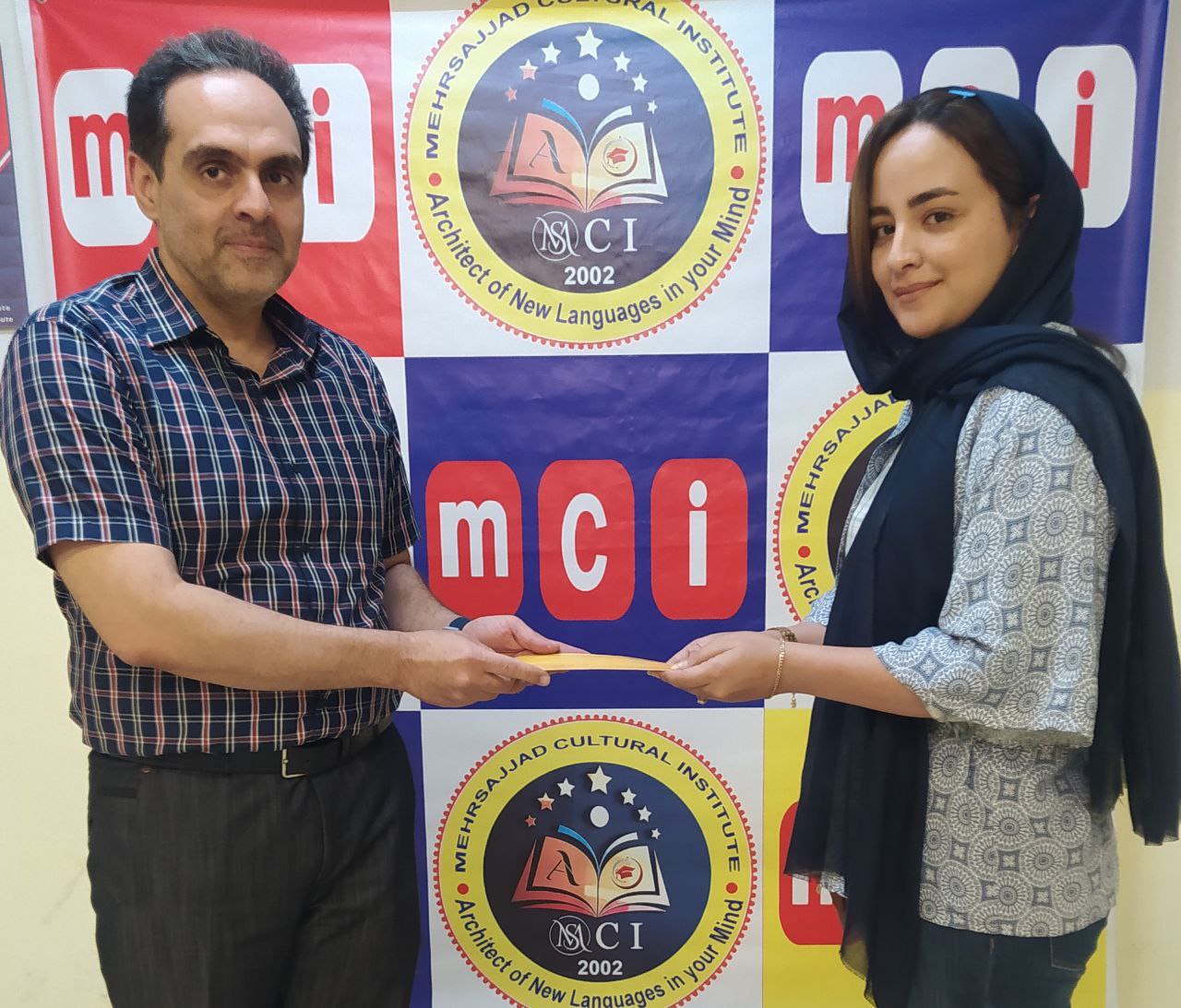 برنده چهارمین قرعه کشی جشنواره بهار موسسه زبان MCI مشهد